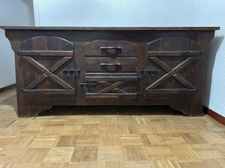 Mueble bajo rústico de madera