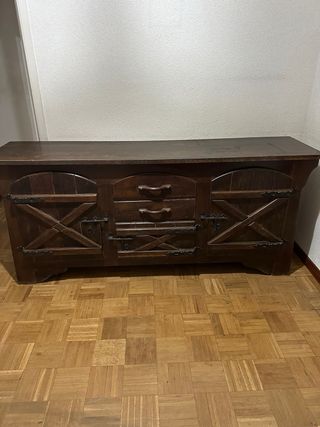 Mueble bajo rústico de madera