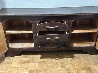 Mueble bajo rústico de madera