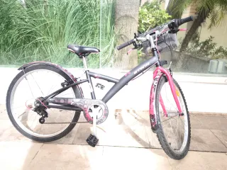 Bicicleta B'Twin 24 Negra y Rosa