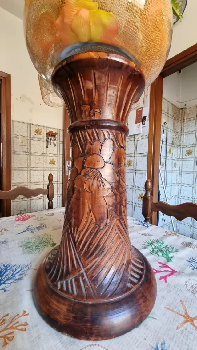 Colonna portavaso in terracotta con vaso in vetro