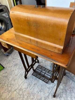 Máquina de coser antigua Refrey