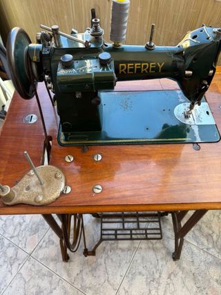 Máquina de coser antigua Refrey