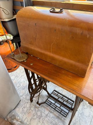 Máquina de coser antigua Refrey