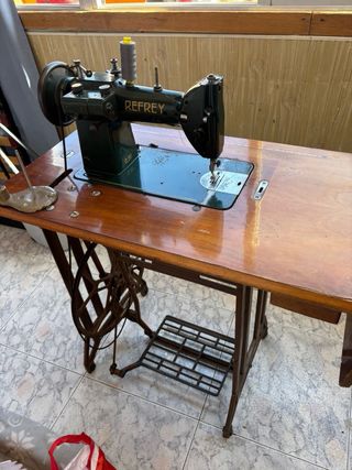 Máquina de coser antigua Refrey