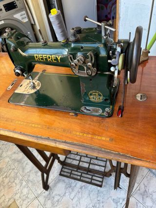 Máquina de coser antigua Refrey