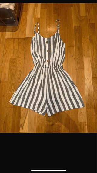 Mono de rayas gris y blanco