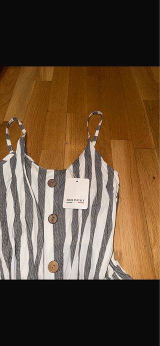 Mono de rayas gris y blanco