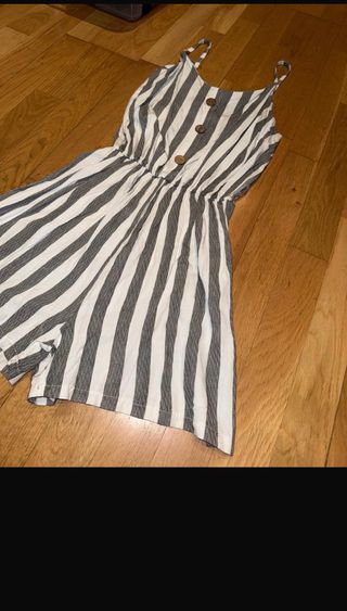 Mono de rayas gris y blanco