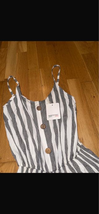 Mono de rayas gris y blanco