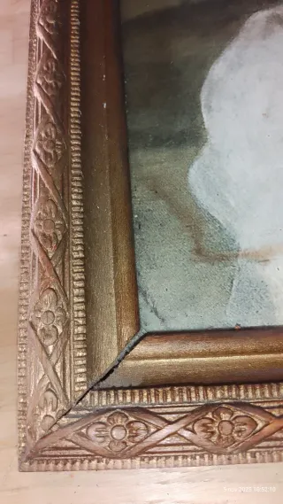 Cornice vintage in legno con sfumature.1960