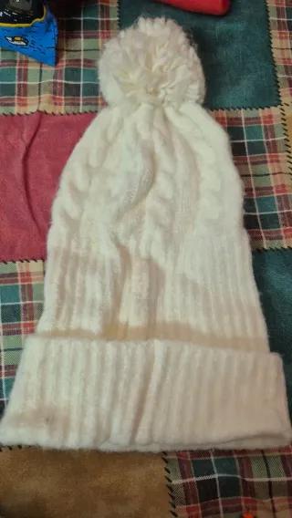 Cappello bianco con pompon
