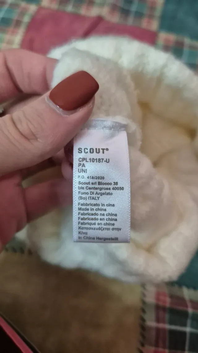 Cappello bianco con pompon