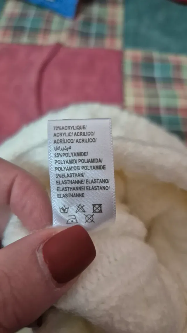 Cappello bianco con pompon