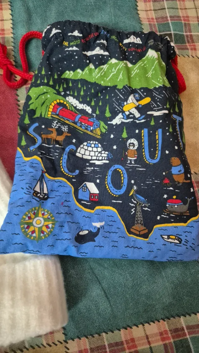 Cappello bianco con pompon