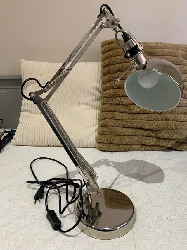 Lámpara de mesa Ikea metálica
