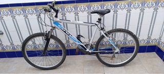 Bicicleta Orbea blanca y azul