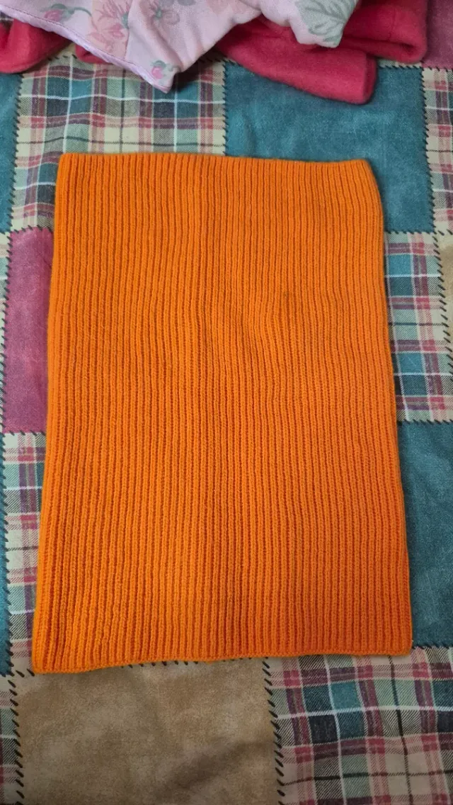 Scaldacollo arancione in maglia