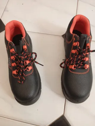 Zapatos de seguridad negros y naranjas