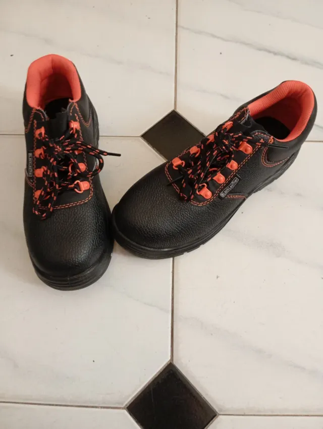 Zapatos de seguridad negros y naranjas