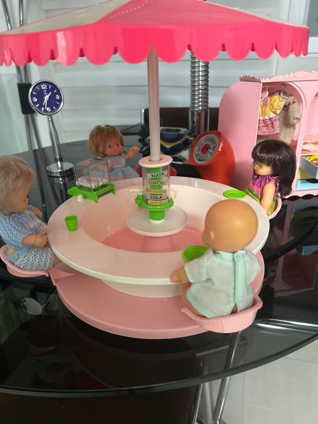 Heladería Barriguitas con armario y 4muñecos