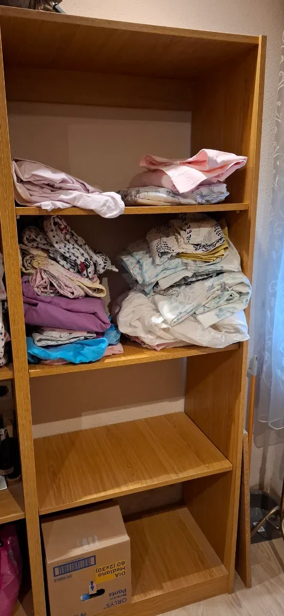 Estantería de madera como nuevo. Hay 5 iguales.