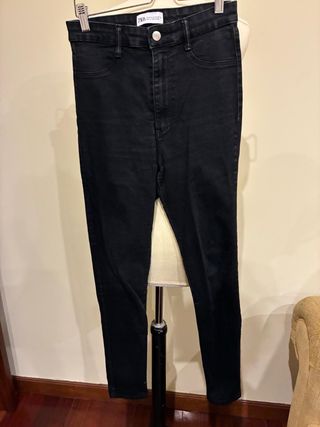 Pantalón pitillo Zara negro