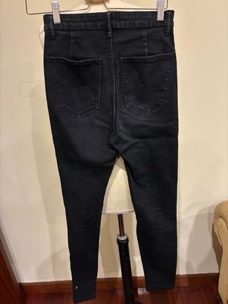 Pantalón pitillo Zara negro