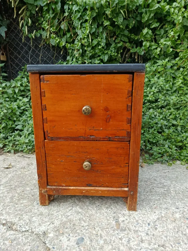 Cajonera antigua de madera restaurada con dos cajo