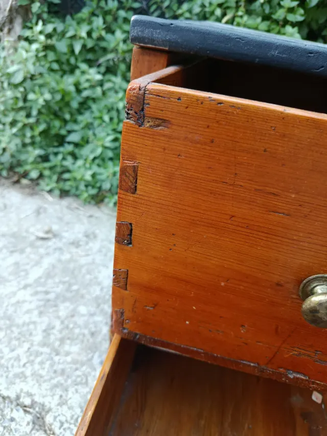 Cajonera antigua de madera restaurada con dos cajo