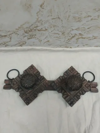 Appendiabiti in legno intagliato con anelli metallici