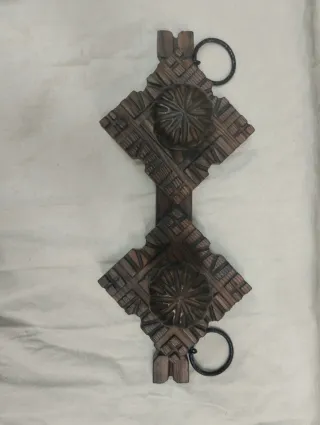 Appendiabiti in legno intagliato con anelli metallici