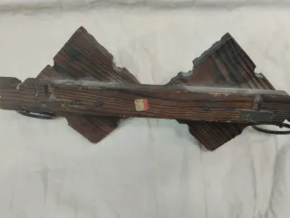 Appendiabiti in legno intagliato con anelli metallici