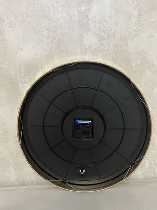 Reloj de pared dorado con números romanos