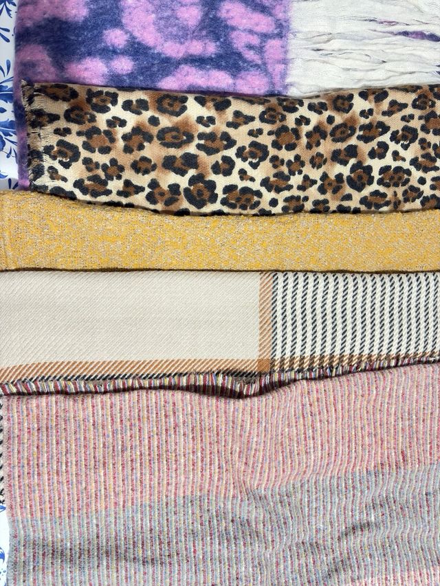 Bufandas de tela multicolor