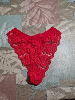 Tanga de encaje rojo