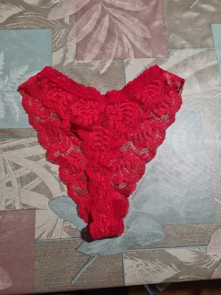 Tanga de encaje rojo