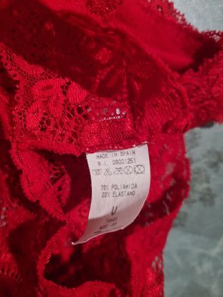 Tanga de encaje rojo