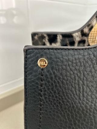 Bolso Victorio & Lucchino Negro y Dorado