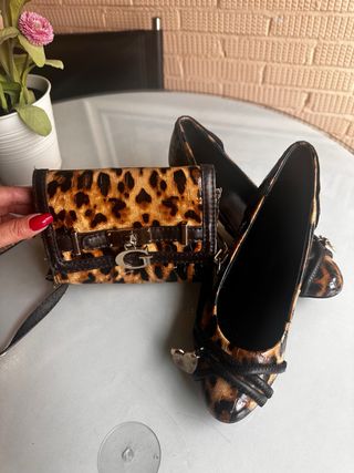 Bolso y zapatos Guess estampado leopardo