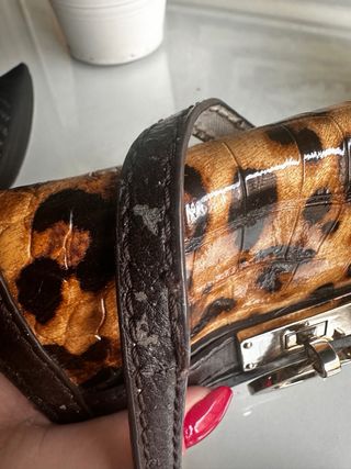 Bolso y zapatos Guess estampado leopardo