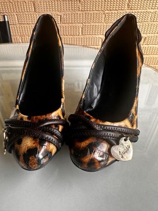 Bolso y zapatos Guess estampado leopardo