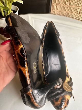 Bolso y zapatos Guess estampado leopardo