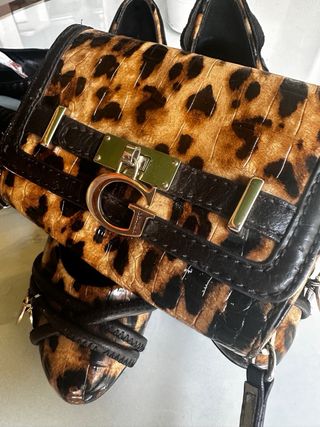 Bolso y zapatos Guess estampado leopardo