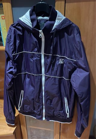 Chaqueta deportiva INS con capucha