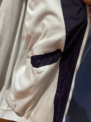 Chaqueta deportiva INS con capucha