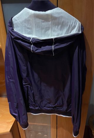 Chaqueta deportiva INS con capucha