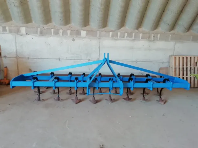 Cultivador agrícola azul