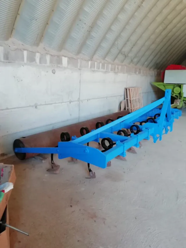 Cultivador agrícola azul