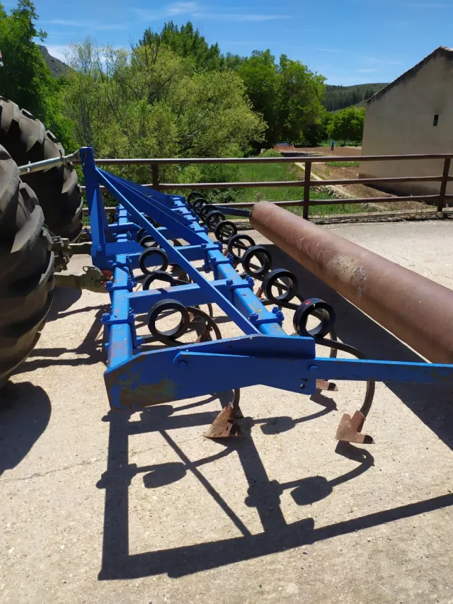 Cultivador agrícola azul